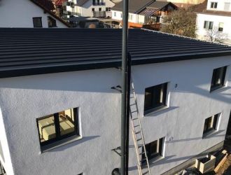 Dunkler Edelstahlschornstein in Ostrach